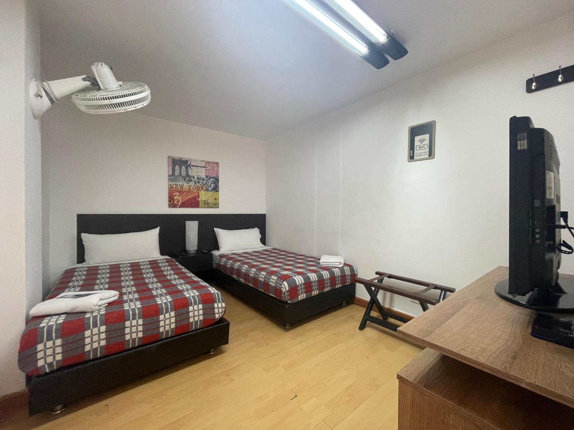 Hostal Lleras Calle 8 メデジン エクステリア 写真